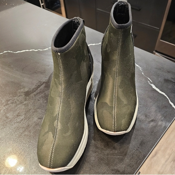 DKNY London camouflage wedge sneaker, excellent pre loved condition. Sz 7.5 - Picture 4 of 9